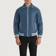 Close-Up Detail of Shirt collar &amp; Zipper Hardware on Cooper أزرق Leather Varsity جاكيت جلد رجالي
