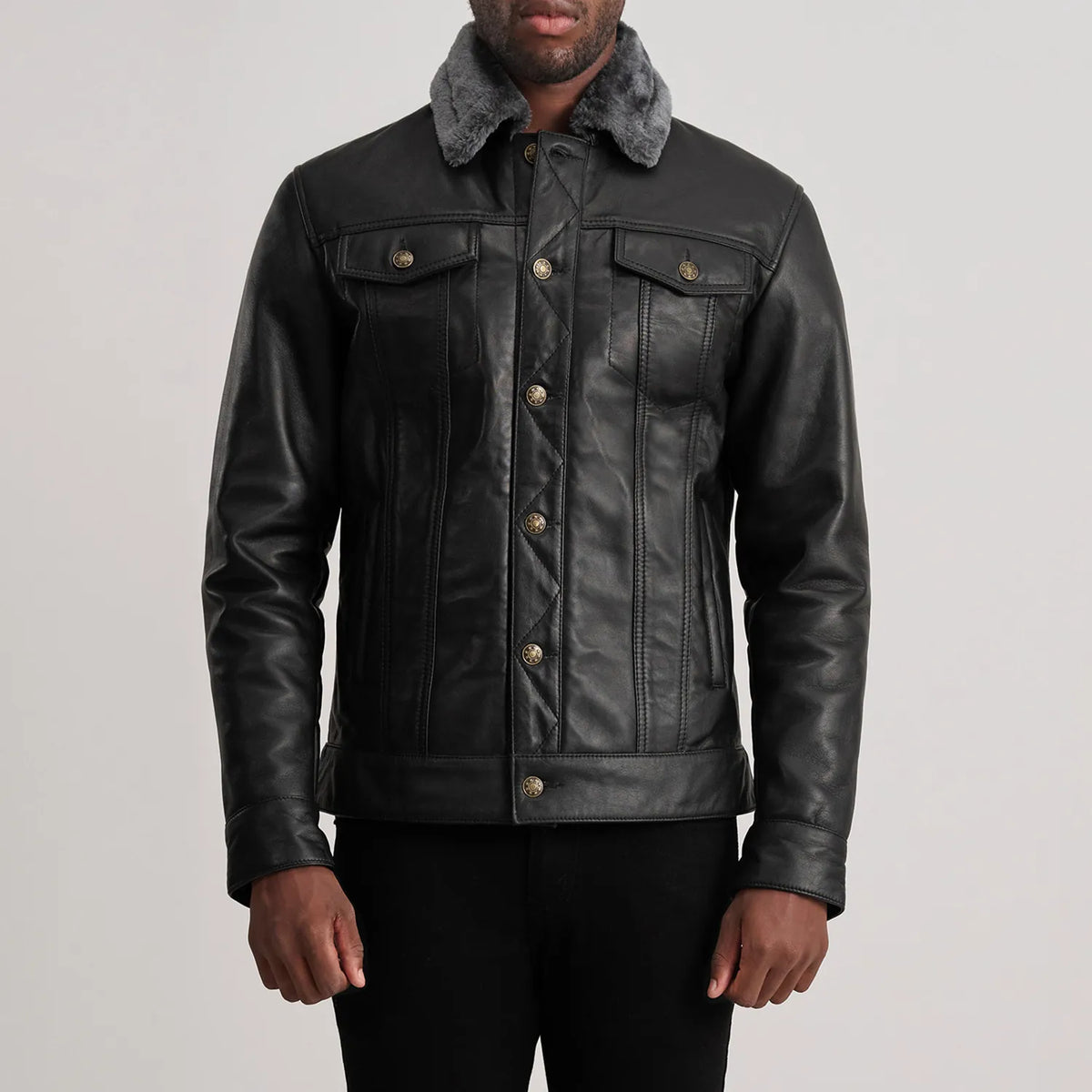 Close-Up Detail of Classic Collar &amp; Button Hardware on Dallis أسود Leather Shearling Trucker جاكيت جلد رجالي