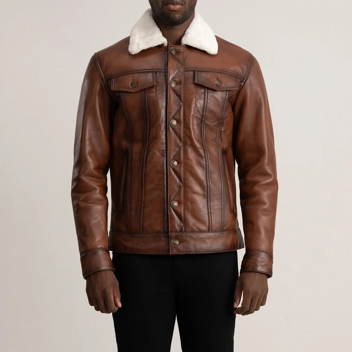 Close-Up Detail of Classic Collar &amp; Button Hardware on Dallis بني Leather Shearling Trucker جاكيت جلد رجالي