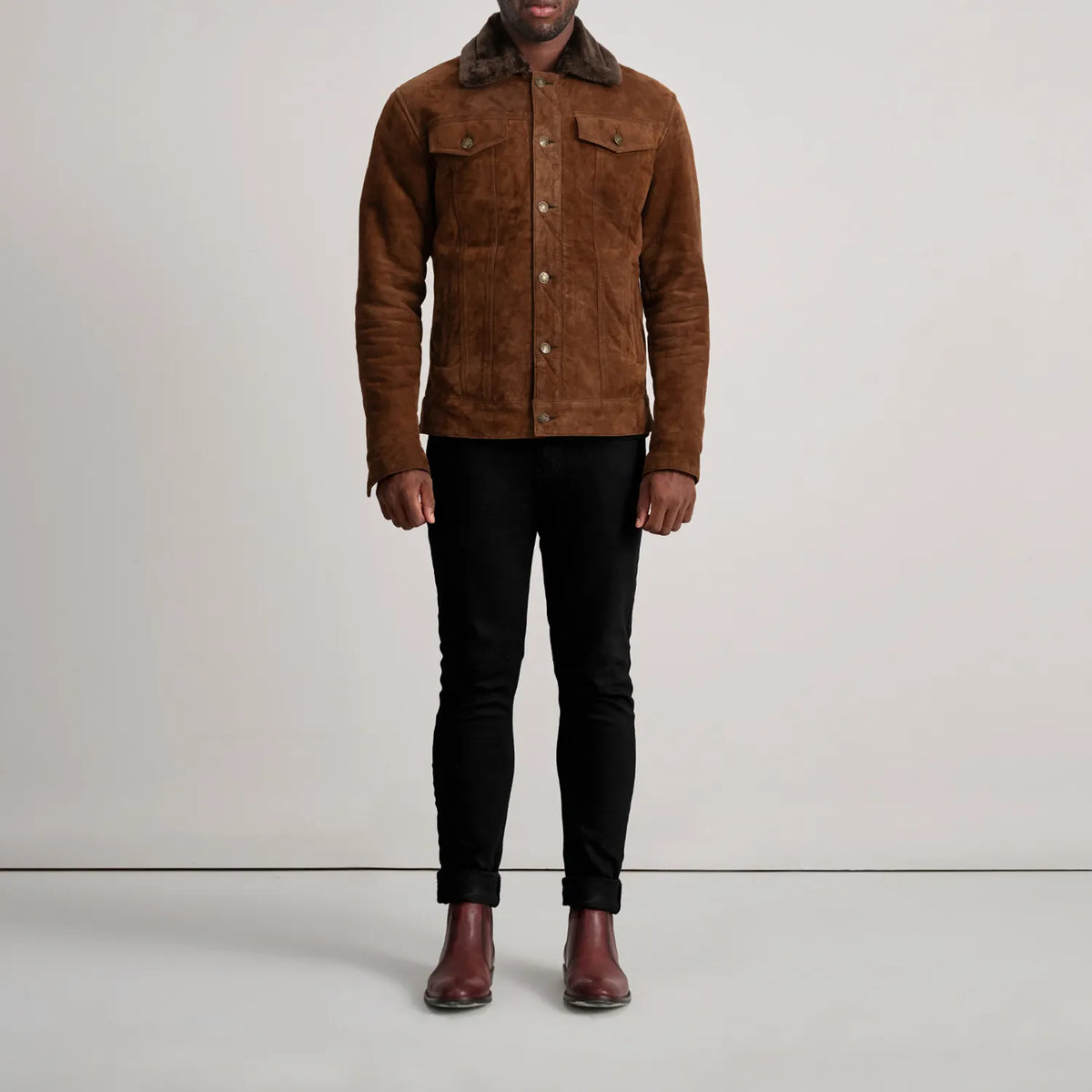 
Dallis بني Suede Shearling Trucker جاكيت جلد رجالي - عرض جانبي يوضح قَصّة الأكمام المريحة