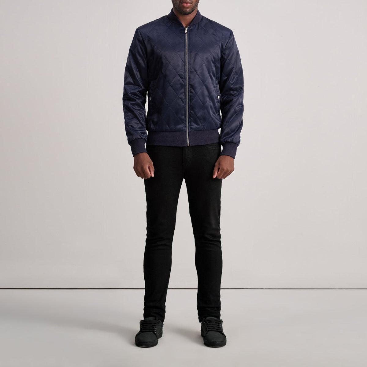 Close-Up Detail of Varsity &amp; Zipper Hardware on Danson مبطن أزرق Varsity جاكيت جلد رجالي
