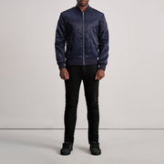 Close-Up Detail of Varsity &amp; Zipper Hardware on Danson مبطن أزرق Varsity جاكيت جلد رجالي