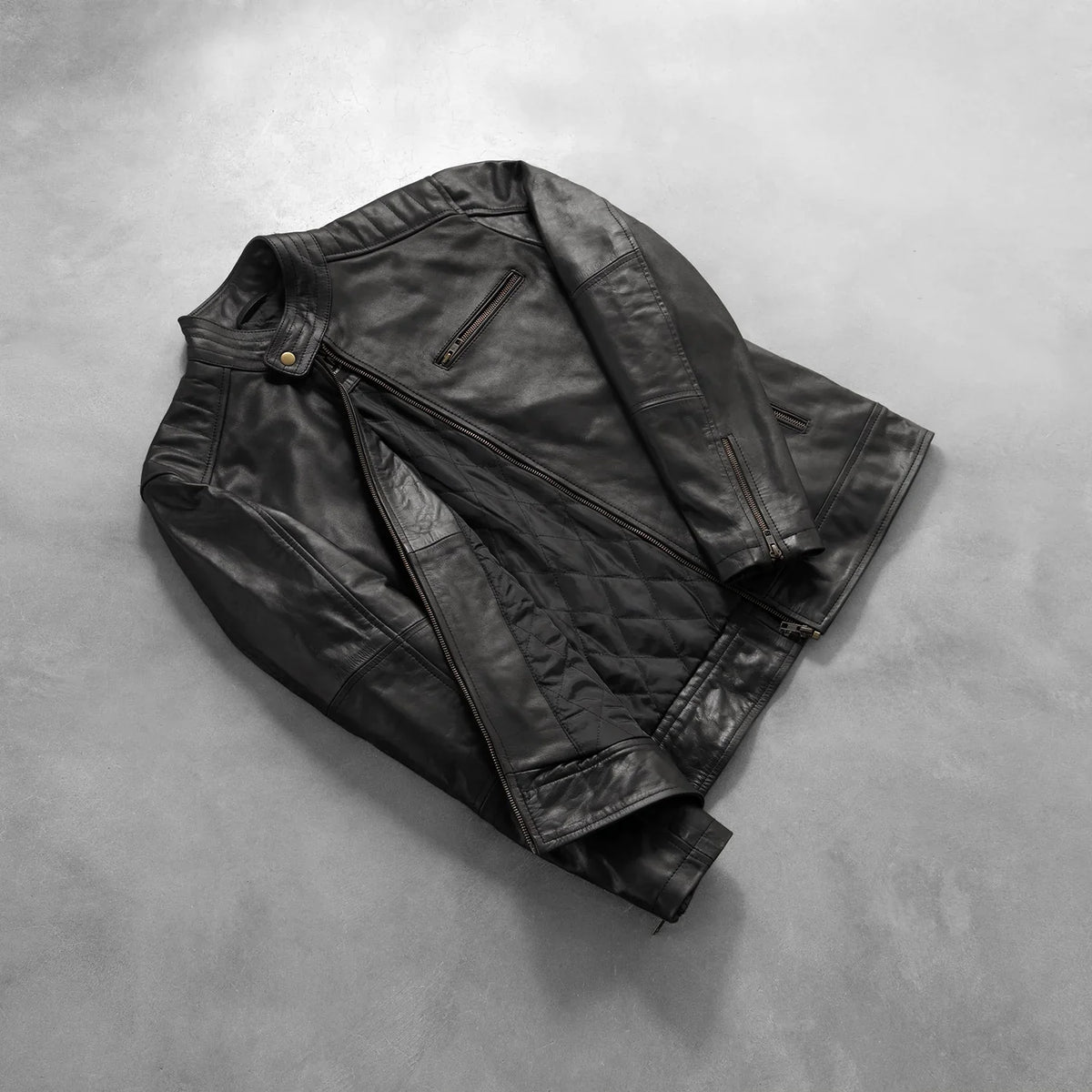 Styled Fit Perspective of Dean أسود جاكيت بايكر جلد رجالي on Model - Natural Daylight Drape