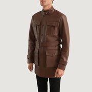 
Brown Cowhide leather Jacket - عرض خلفي يوضح تفصيل الأكتاف المتقن والحاشية النظيفة