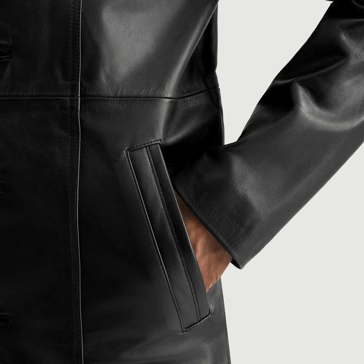 Close-Up Detail of Notch &amp; Button Hardware on Men's Don Long أسود معطف جلد رجالي
