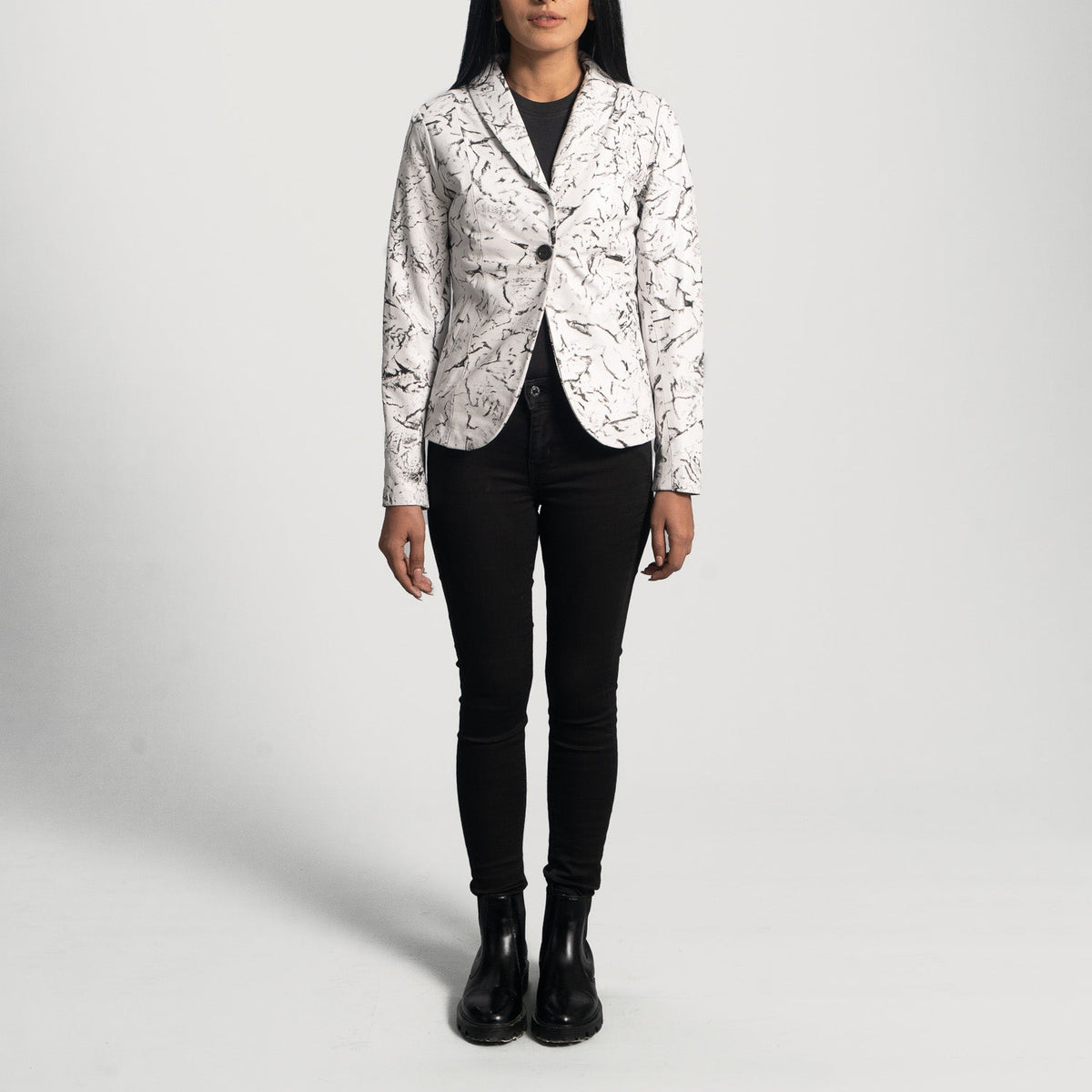 Close-Up Detail of Notch &amp; Button Hardware on Women's Donna Blake White بليزر جلد نسائي