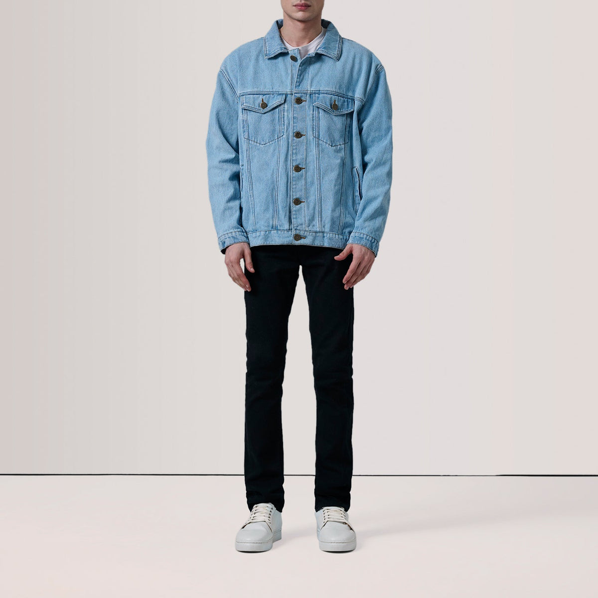 
Eddie Light أزرق Oversized Denim Trucker جاكيت جلد رجالي - عرض خلفي يوضح تفصيل الأكتاف المتقن والحاشية النظيفة