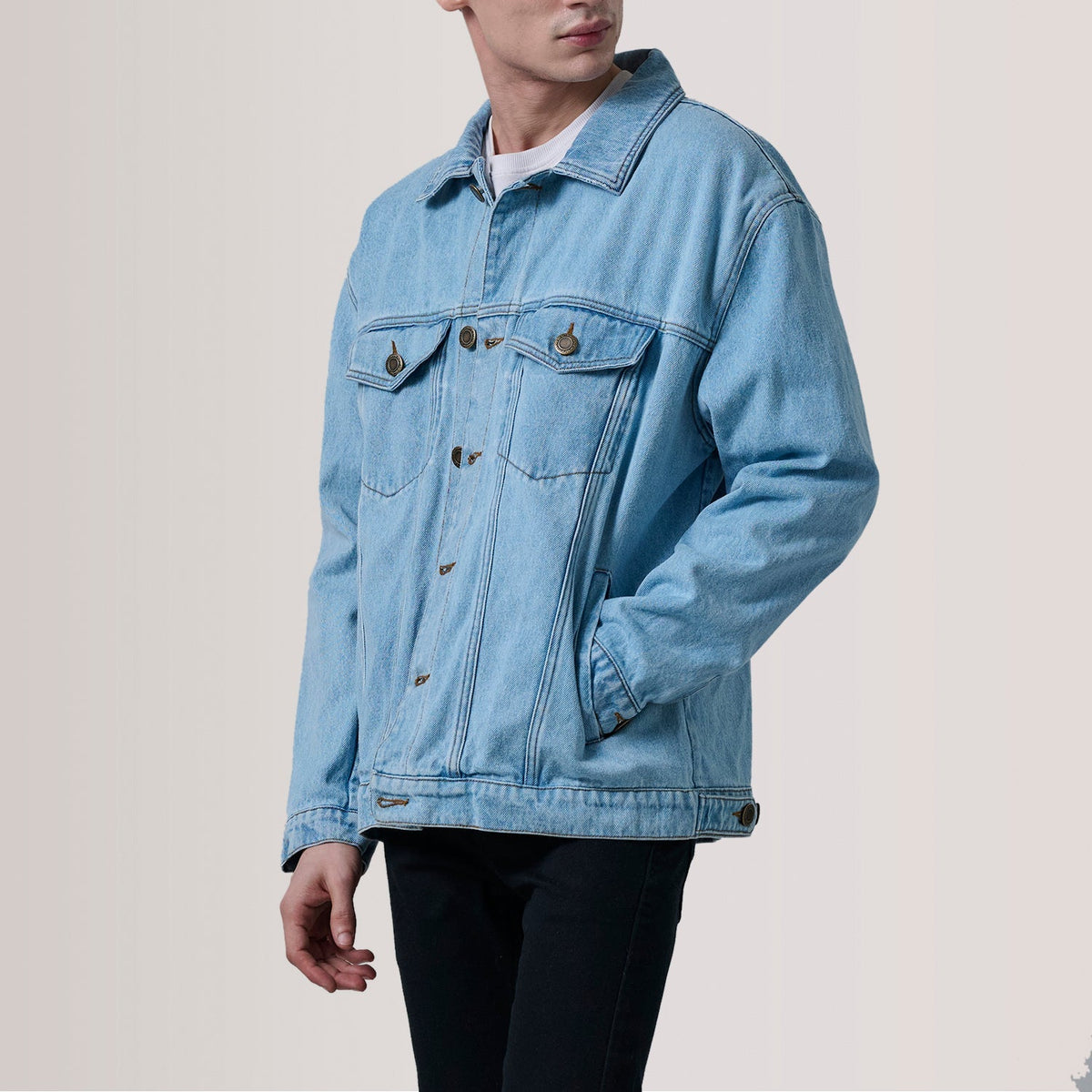 
Eddie Light أزرق Oversized Denim Trucker جاكيت جلد رجالي - عرض جانبي يوضح قَصّة الأكمام المريحة