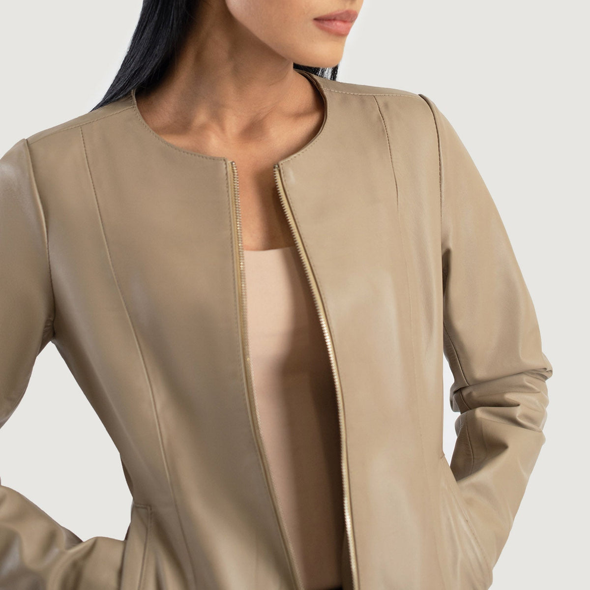 
عرض البطانة الداخلية Showing Quilted Polyester Lining & جيبان داخليان عمليان