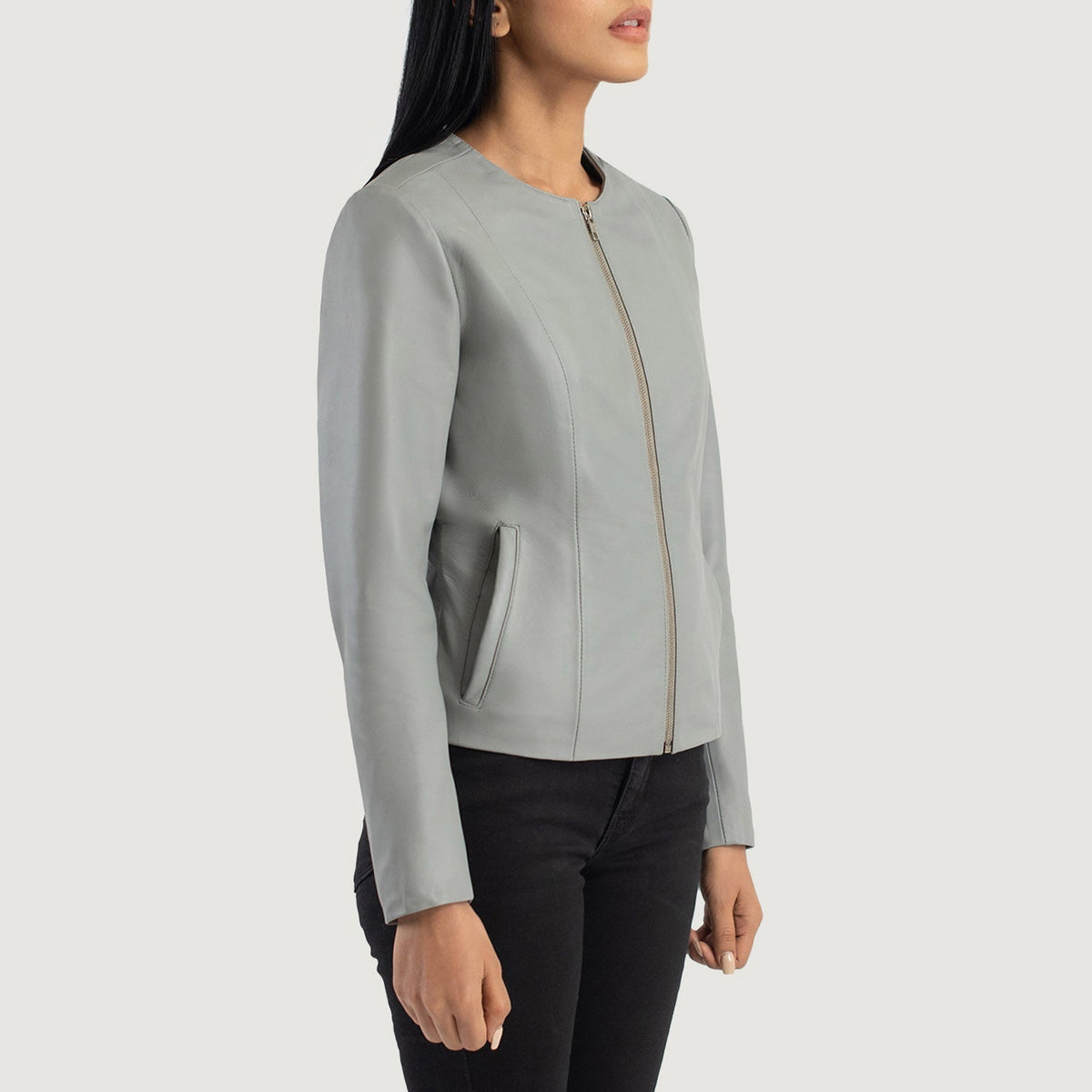 
مظهر الارتداء على موديل لـ  Elixir Beige Collarless Leather Jacket على عارض أزياء - انسيابية طبيعية في ضوء النهار