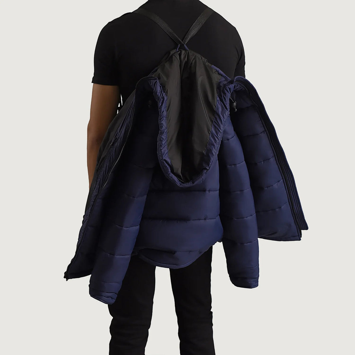 Close-Up Detail of Classic Collar &amp; Zipper With Wind Flap Hardware on Erico أزرق Hooded Puffer جاكيت جلد رجالي