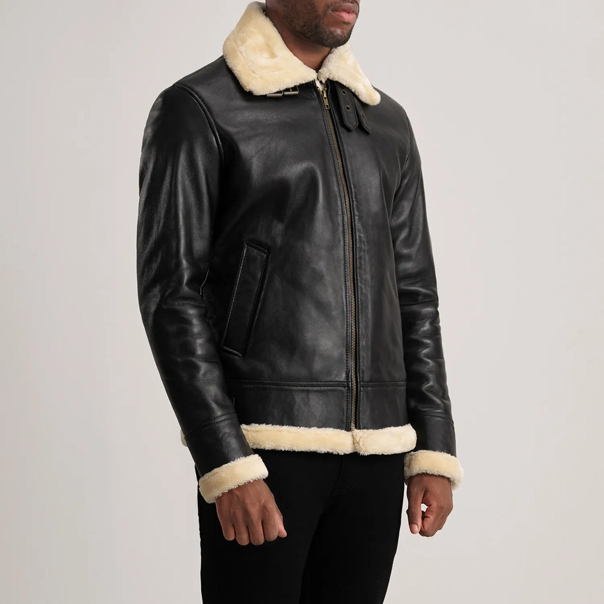 
Black Sheepskin Leather Bomber Jacket - عرض خلفي يوضح تفصيل الأكتاف المتقن والحاشية النظيفة