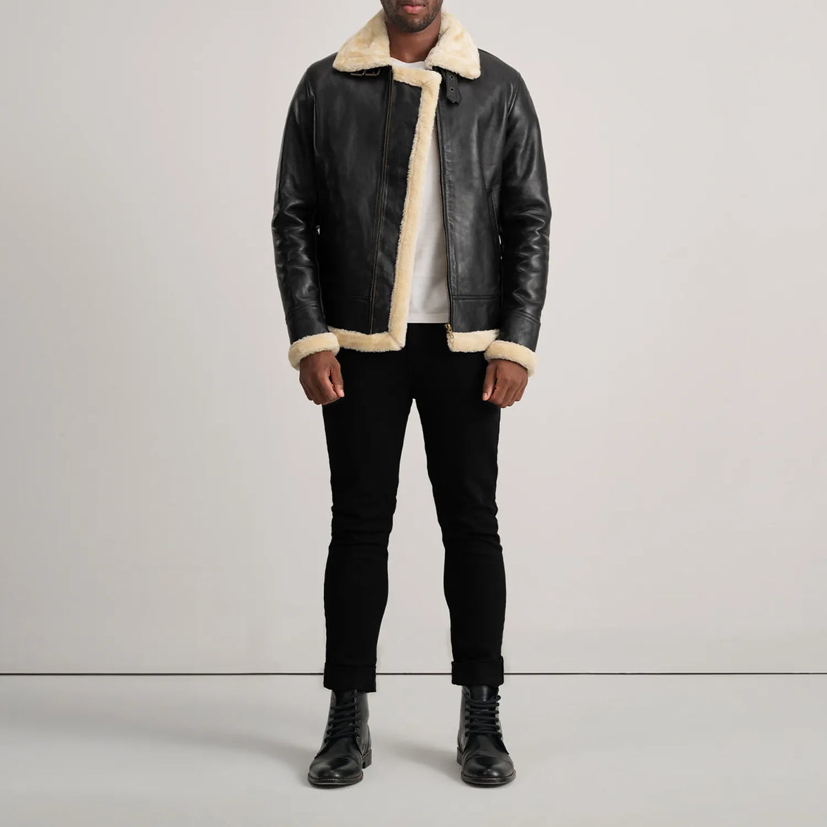 
Francis B-3 Black Leather Bomber Jacket - عرض جانبي يوضح قَصّة الأكمام المريحة