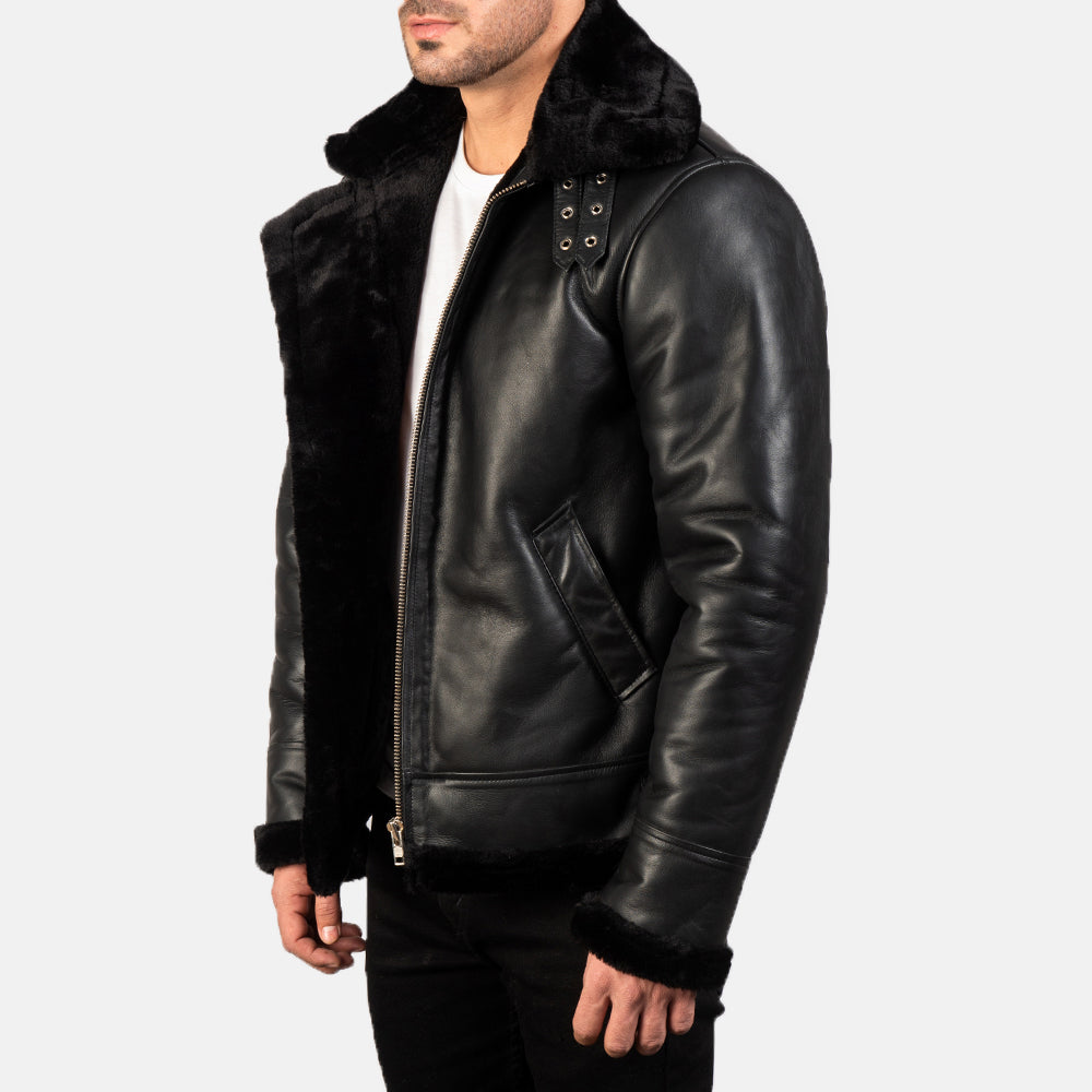 
مظهر الارتداء على موديل لـ  Francis B-3 Black Leather Bomber Jacket على عارض أزياء - انسيابية طبيعية في ضوء النهار