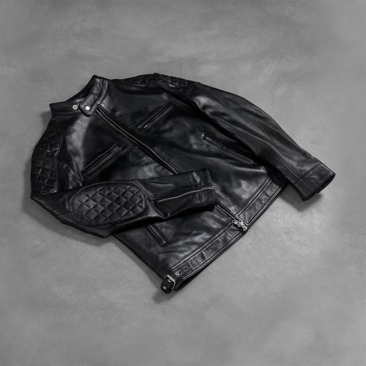 
تفاصيل حرفية لصنع الحاشية في Gatsby Quilted Black Leather Biker Jacket