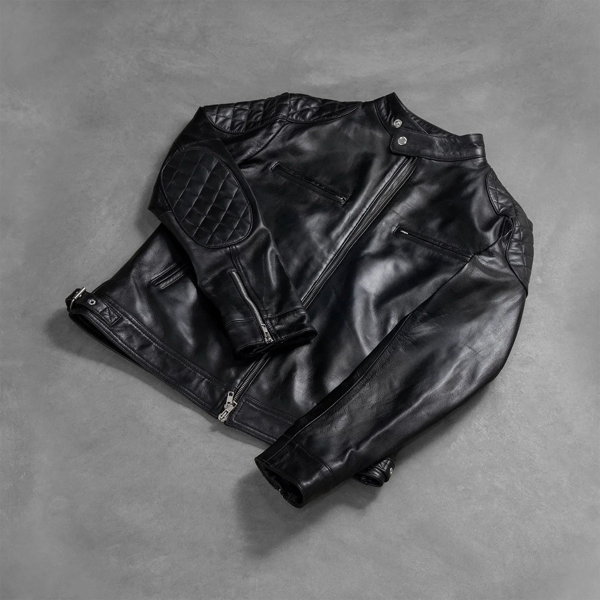 
مظهر الارتداء على موديل لـ  Gatsby Quilted Black Leather Biker Jacket على عارض أزياء - انسيابية طبيعية في ضوء النهار