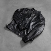 
مظهر الارتداء على موديل لـ  Gatsby Quilted Black Leather Biker Jacket على عارض أزياء - انسيابية طبيعية في ضوء النهار
