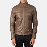 
تفاصيل مقربة of Band with snap buttons & Zipper Hardware on Gatsby Mocha جاكيت بايكر جلد طبيعي رجالي