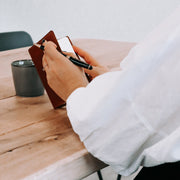 
Giftset Leather Writing Case and Pen (Passport holder) - عرض جانبي يوضح قَصّة الأكمام المريحة