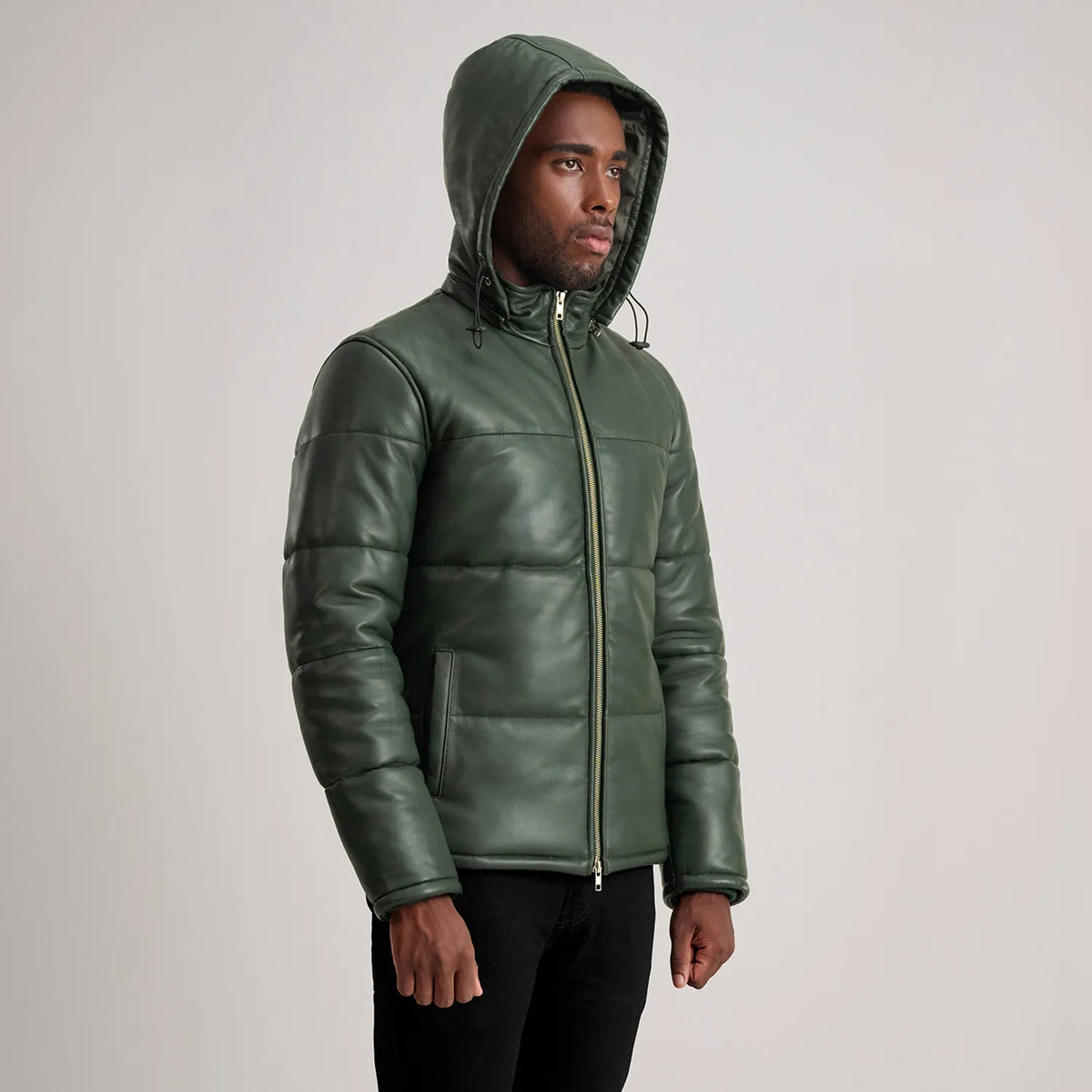 
مظهر الارتداء على موديل لـ  Gordon Tan Hooded Leather Puffer Jacket على عارض أزياء - انسيابية طبيعية في ضوء النهار