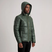 
مظهر الارتداء على موديل لـ  Gordon Tan Hooded Leather Puffer Jacket على عارض أزياء - انسيابية طبيعية في ضوء النهار