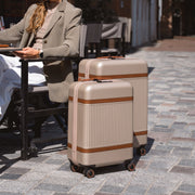 
تفاصيل مقربة of Classic Collar & Heavy-Duty Zipper Hardware on Hand Luggage Suitcase Zuna نسائي نسائي