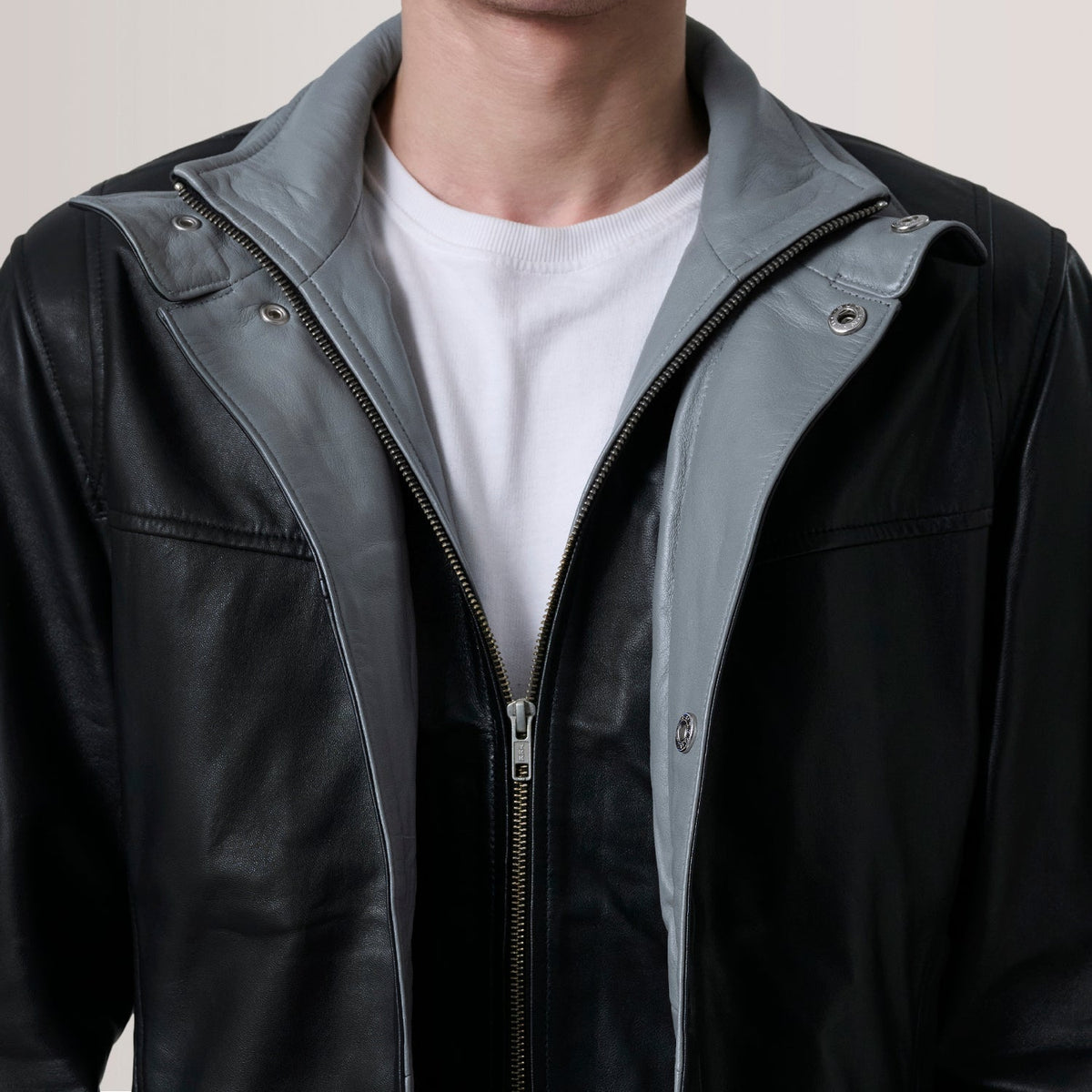 
عرض البطانة الداخلية Showing Quilted Polyester Lining & جيبان داخليان عمليان