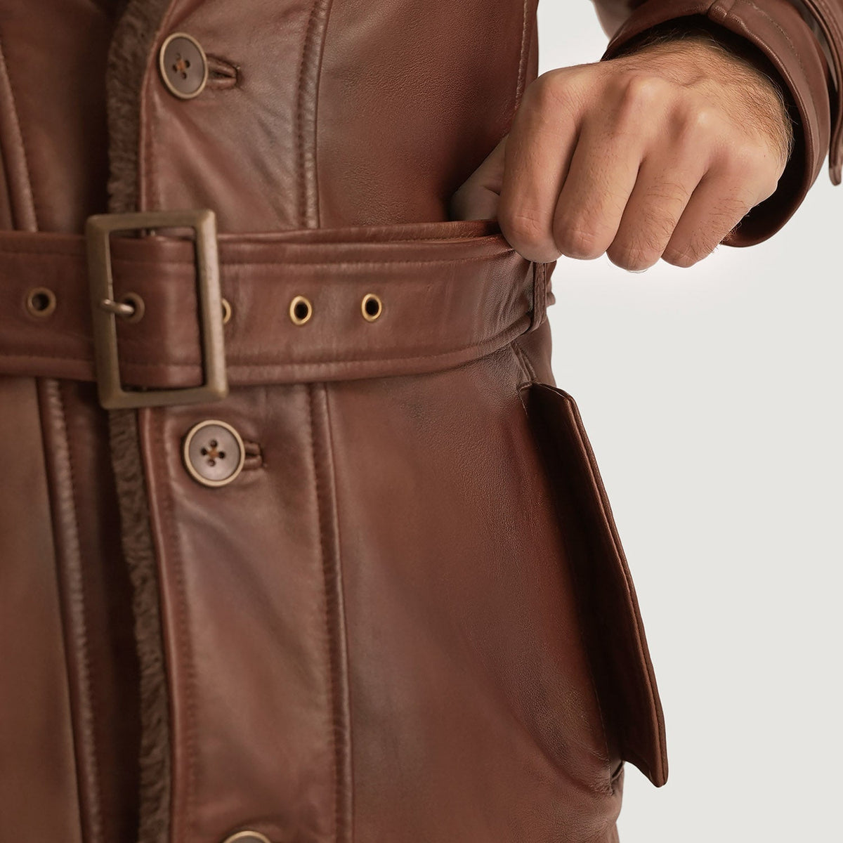
عرض البطانة الداخلية Showing Fully faux fur lined & جيبان داخليان عمليان
