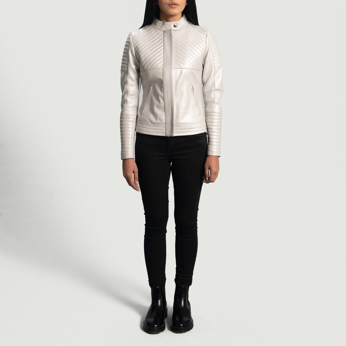 تفاصيل مقربة للرقبة بزر ضغط والسحابات في Ice Maiden Silver Quilted Leather Biker Jacket