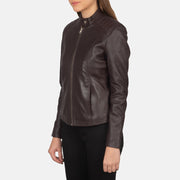 
مظهر الارتداء على موديل لـ  Kelsee Navy Blue Suede Biker Jacket على عارض أزياء - انسيابية طبيعية في ضوء النهار
