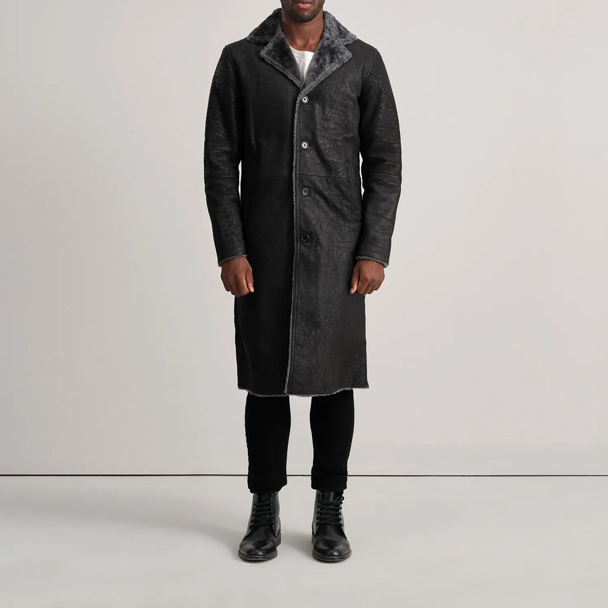 
Kolby Distressed Black Shearling Long Coat - عرض جانبي يوضح قَصّة الأكمام المريحة