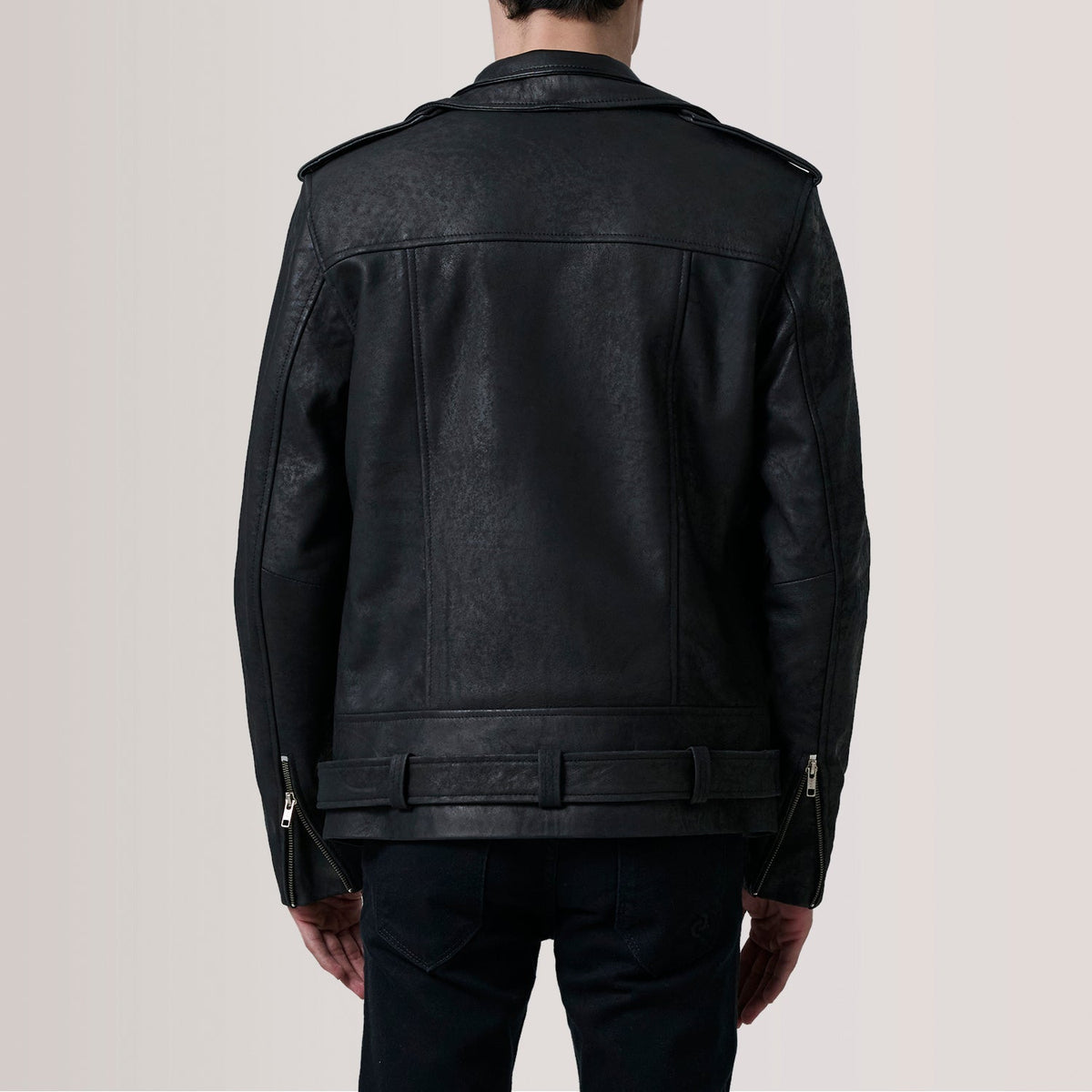 Close-Up Detail of Notch &amp; Zipper &amp; Waist Straps Hardware on Kole Distressed أسود Leather Double Rider جاكيت جلد رجالي