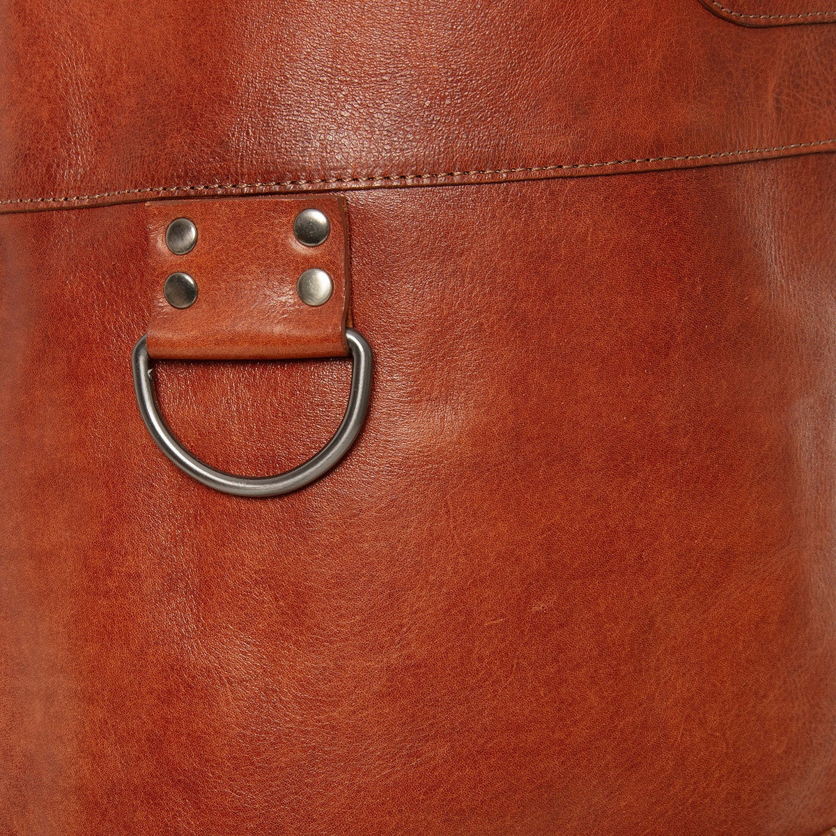 Close-Up Detail of Classic Collar &amp; Heavy-Duty Zipper Hardware on Leather Apron Churrasco نسائي