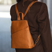 Claire Full-Grain Leather Backpack نسائي – alternate product view 2