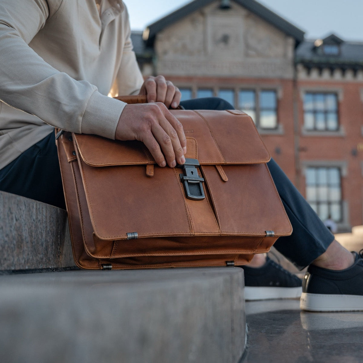 Stuttgart Full-Grain Leather Briefcase نسائي – alternate product view 2