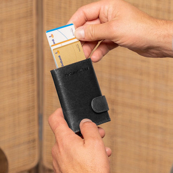 
Classic 100% Full-Grain Leather Card Holder - عرض خلفي يوضح أحزمة الجلد المقواة والخياطة المتقنة