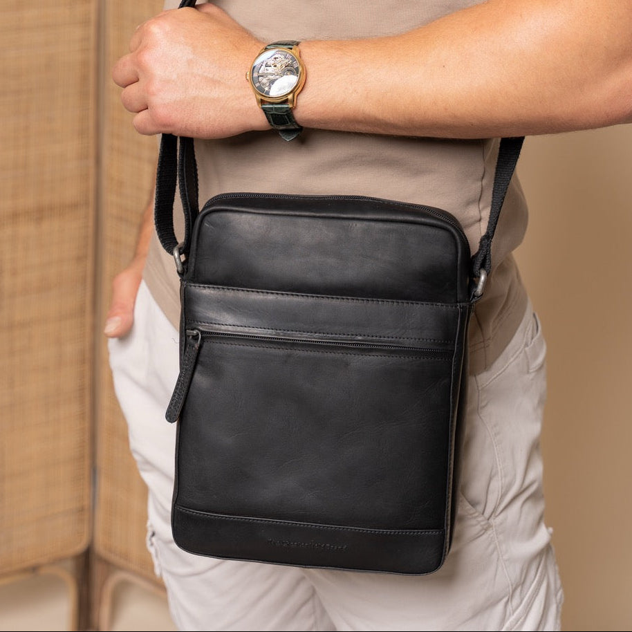 Classic 100% Full-Grain leather Bag - عرض خلفي يوضح أحزمة الجلد المقواة والخياطة المتقنة
