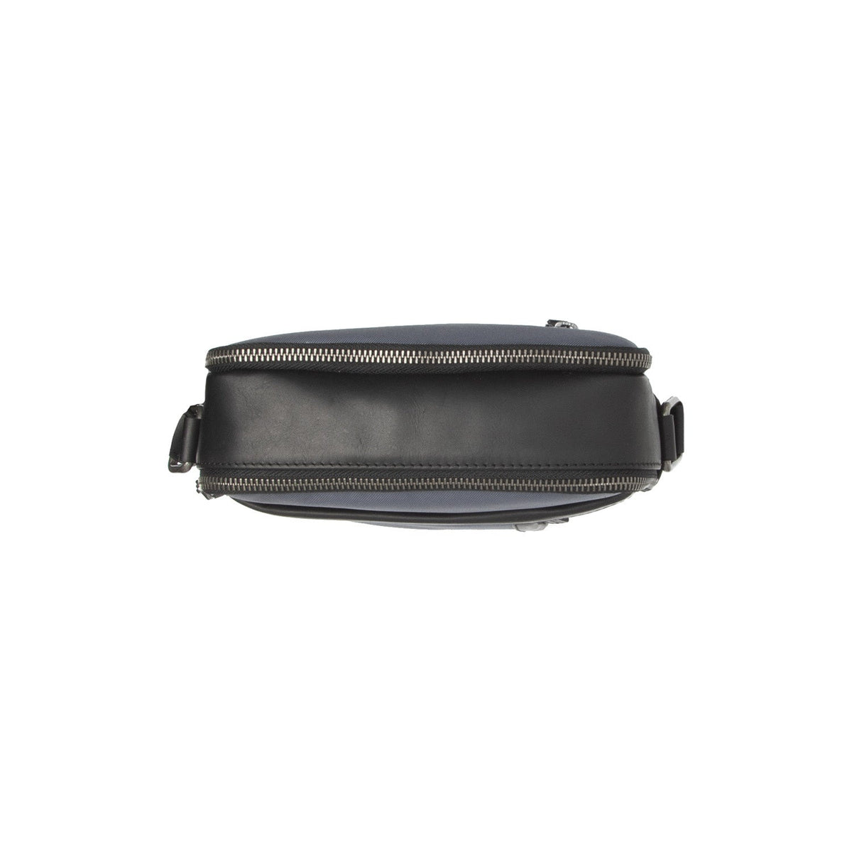 Arendal Full-Grain Leather Crossbody Bag - عرض جانبي يوضح عمق الحقيبة وسعة التخزين