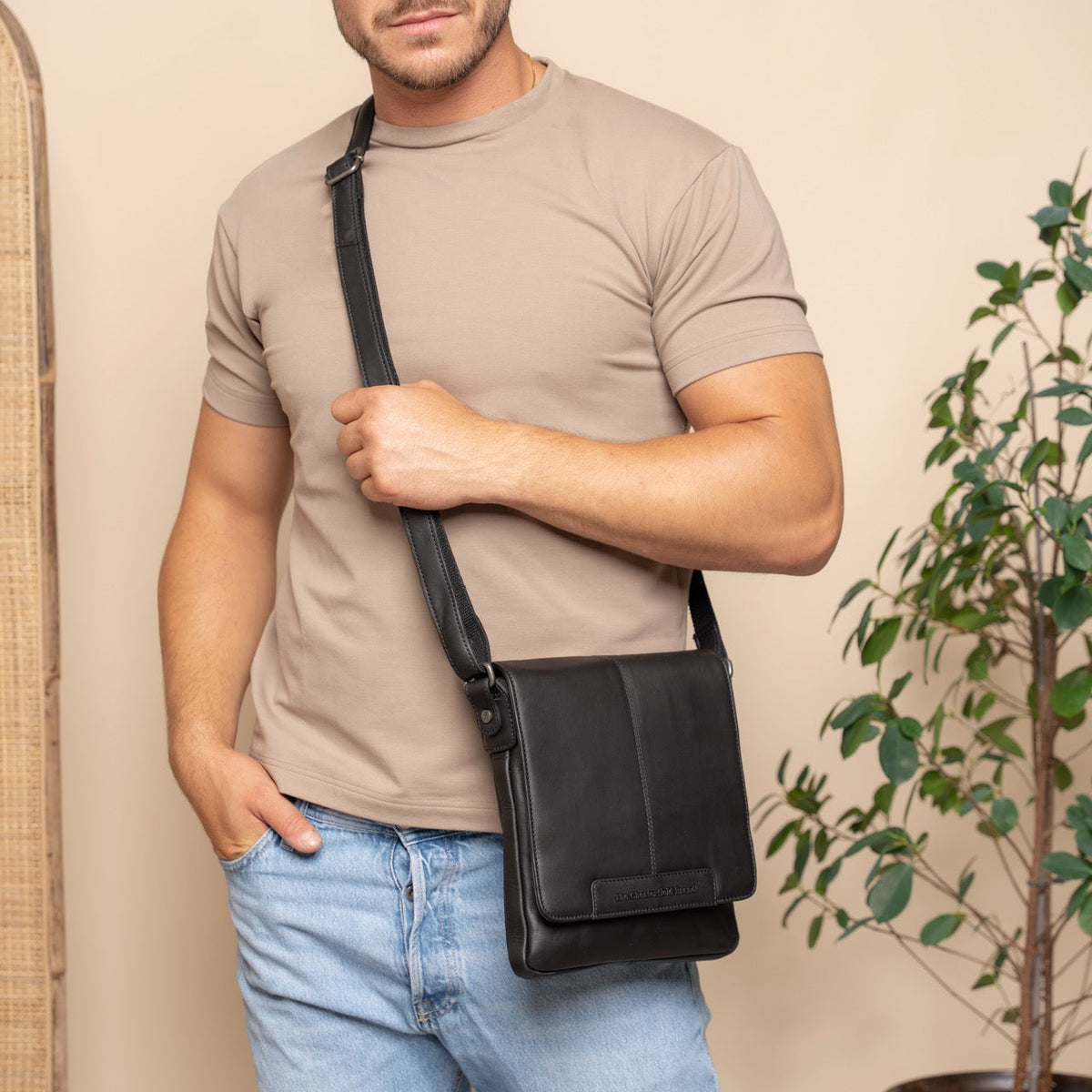 Bodin Full-Grain Leather Crossbody Bag نسائي - Structured Side Profile Showing Gusset Depth &amp; Expansion Capacity