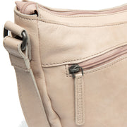 
Solid Antique Brass Hardware & Heavy-Duty Dual Zipper Detail on Clarita حقيبة كروس جلدية