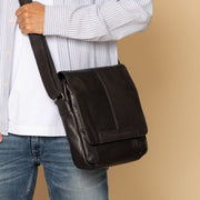 
Classic 100% Full-Grain leather Bag - عرض خلفي يوضح أحزمة الجلد المقواة والخياطة المتقنة