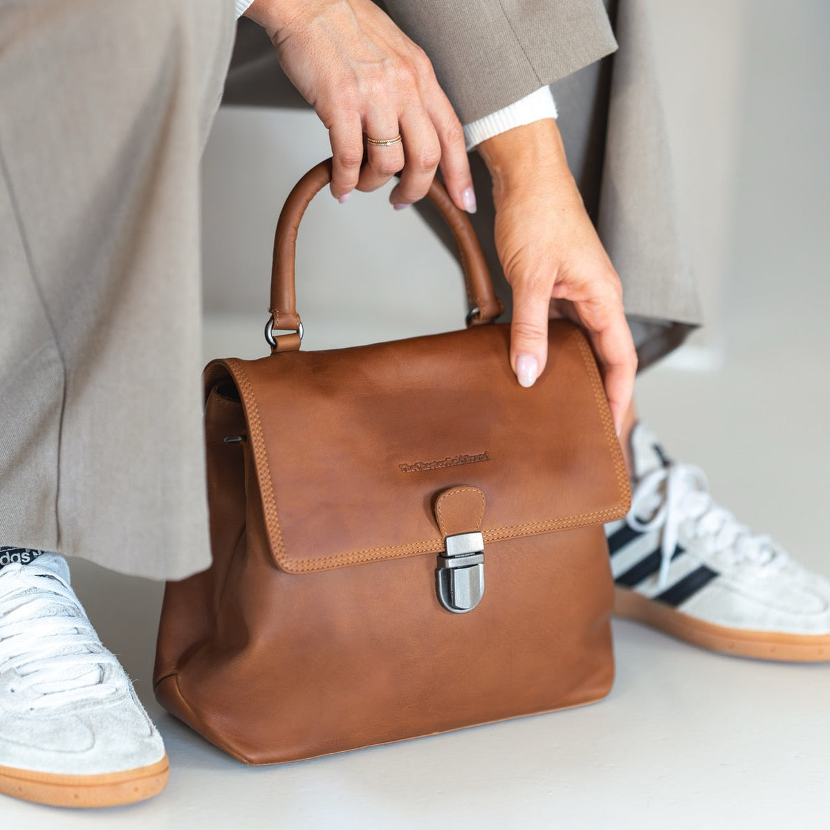 Styled Fit Perspective of Angera Full-Grain Leather Handbag نسائي on Model - Natural Daylight Drape