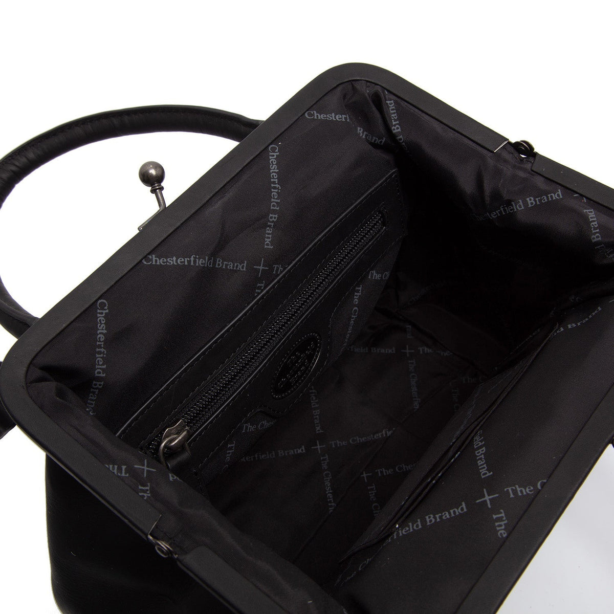 Close-Up Detail of Classic Collar &amp; Heavy-Duty Zipper Hardware on Chili Full-Grain Leather Handbag نسائي