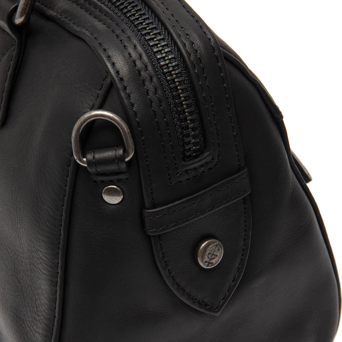 Close-Up Detail of Classic Collar &amp; Heavy-Duty Zipper Hardware on Dalford Full-Grain Leather Handbag نسائي