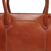 Styled Fit Perspective of Pergamino Full-Grain Leather Handbag نسائي on Model - Natural Daylight Drape