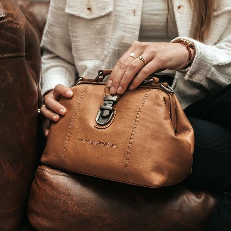 Tailored Rib Cuffs &amp; Hem Craftsmanship Construction Detail on Rachael Full-Grain Leather Handbag نسائي
