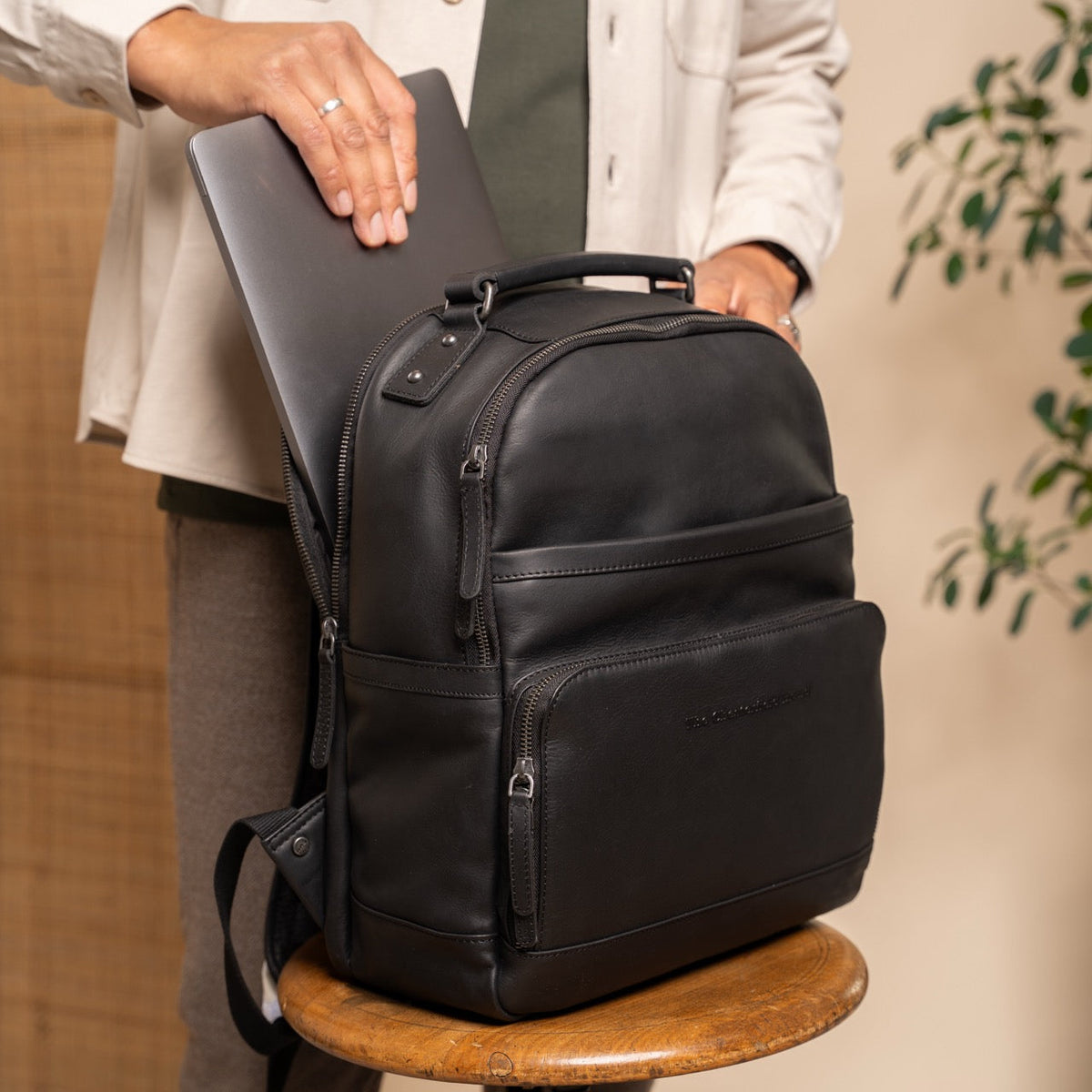 Austin Full-Grain Leather Laptop Backpack نسائي - Structured Side Profile Showing Gusset Depth &amp; Expansion Capacity