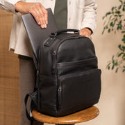 Austin Full-Grain Leather Laptop Backpack نسائي - Structured Side Profile Showing Gusset Depth &amp; Expansion Capacity