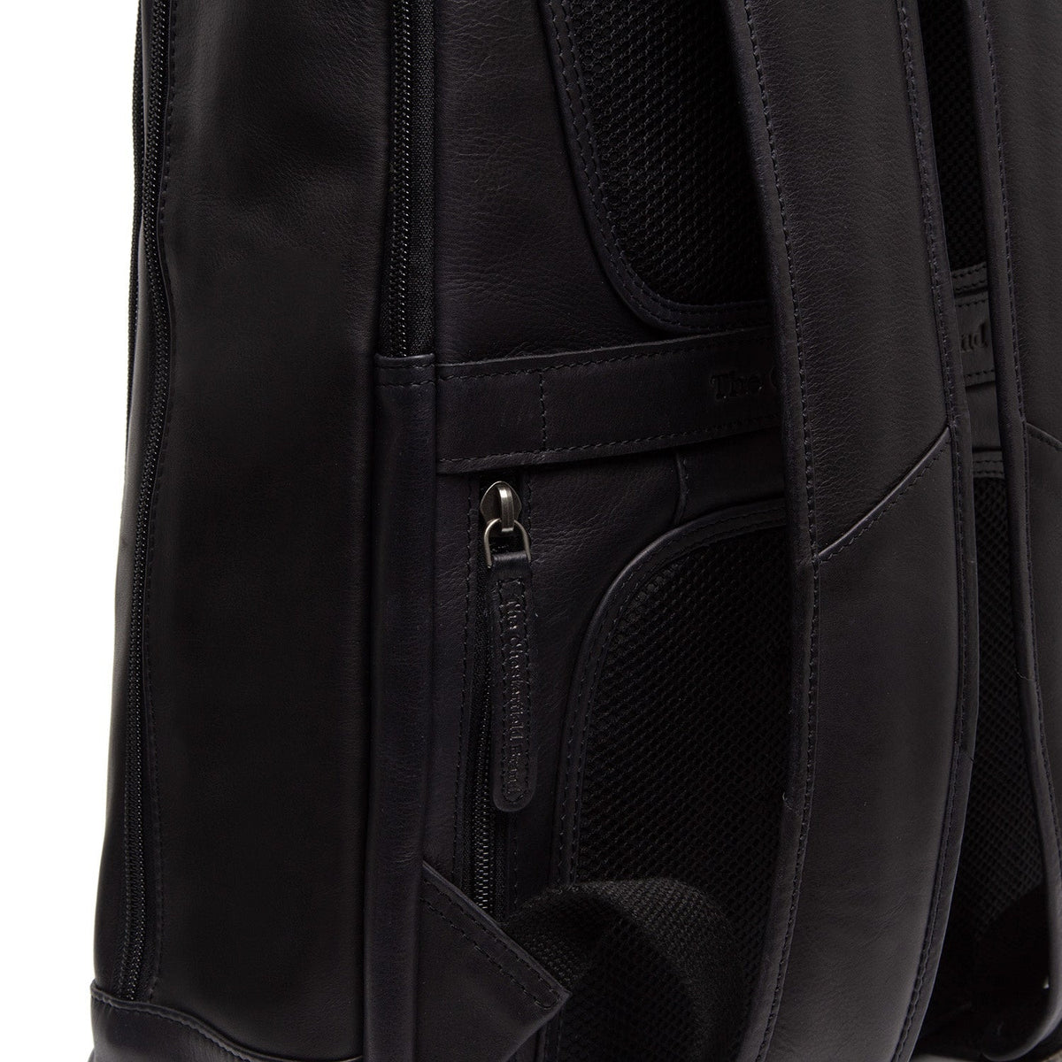 
Solid Antique Brass Hardware & Heavy-Duty Dual Zipper Detail on Detroit حقيبة ظهر جلدية للابتوب