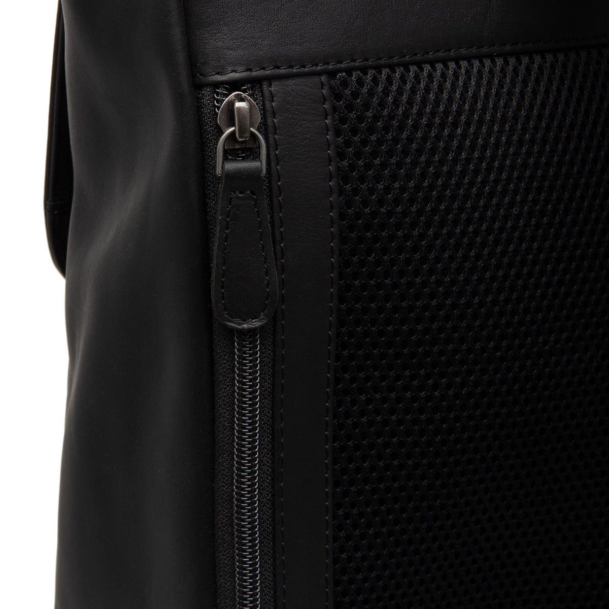 
Solid Antique Brass Hardware & Heavy-Duty Dual Zipper Detail on Farrow حقيبة ظهر جلدية للابتوب